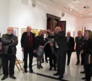 Tras a inauguración, Galeano mesturouse co público para explicar algúns dos seus cadros.