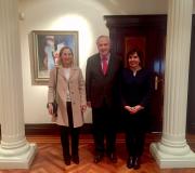 1. De esquerda a dereita, a vicepta. da Fundación Barrié, Pilar Romero Vázquez-Gulías , o delegado da Xunta en Madrid José Ramón Ónega e a directora de Acción Social da fundación Pilar Pérez.