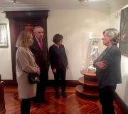 3. O delegado da Xunta en Madrid, José Ramón Ónega exerce de anfitrión e mostra ás visitas as diferentes dependencias do edificio.