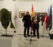 Rivada, Jiménez e Neto, na presentación da exposición, coa escultura Cigarrón en primeiro termo.