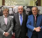 Esteban Meruéndano, o delegado da Xunta, José Ramón Ónega, e Rodríguez Iglesias pousan ante un panel con imaxes do libro.