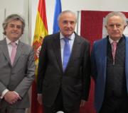 Esteban Meruéndano, o delegado da Xunta, José Ramón Ónega, e Rodríguez Iglesias, antes de comezar a presentación.