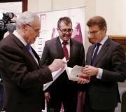 1. Na imaxe o presidente da Xunta Alberto Núñez Feijóo departe co autor Xosé Carlos Caneiro (centro ) y o delegado da Xunta en Madrid José Ramón Ónega (esquerda).