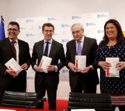 2. De esquerda a dereita, o autor Xosé Carlos Caneiro, o presidente da Xunta Alberto Núñez Feijóo, o delegado da Xunta en Madrid, José Ramón Ónega e Gema Lendoiro da editorial Doña Tecla.