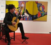Samuel Diz interpretando unha das obras.