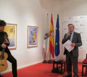 O guitarrista Samuel Diz escoita a Jiménez na presentación do acto.