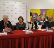 J. M. Carrascal capta a atención de Miluca Real, Ana Rodríguez e Luis Latorre, ademais do público.