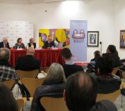 Un momento do acto, con José María Carrascal, Miluca Real, Ana Rodríguez e Luis Latorre ao fondo, na mesa.