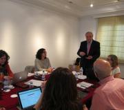 O delegado da Xunta, José Ramón Ónega, cambia impresións cos participantes na reunión.