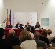 Siro López, o delegado da Xunta, José Ramón Ónega, Darío Villanueva e Manuel González, na presentación, con público.