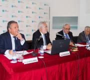 O presidente de Asomega, Julio Ancochea, o presidente do Parlamento de Galicia, Miguel Ángel Santalices, o delegado da Xunta, José Ramón Ónega e o presidente de PSN, Miguel Carrero, na mesa, durante a conferencia.