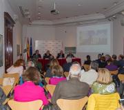 Un momento da conferencia, con público.