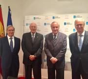 1. De esquerda a dereita, o relator Gonzalo Rodríguez Mourullo; o presidente do Consello de Estado J. Manuel Romay; o delegado da Xunta en Madrid J. Ramón Ónega e o presidente de IURISGAMA Carlos Lema.