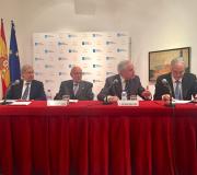 2. Na mesa de esquerda a dereita, o relator G. Rodríguez Mourullo; o presidente do Consello de Estado J. Manuel Romay; o delegado da Xunta en Madrid J. Ramón Ónega e o presidente de IURISGAMA Carlos Lema.