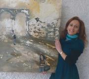La artista Marinela Fontoira, junto a una de&nbsp;sus creaciones.
