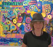 1. A artista Teresa Irisarri ante o seu cadro Merlín e familia.