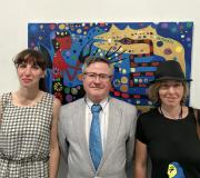 3. A escritora Goretti Irisarri, o coordinador de Actividades da Casa, Ramón Jiménez e a artista Teresa Irisarri ante O dragón dourado.