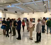 4. A mostra de Teresa Irisarri con parte do público que asisitió á inauguración.