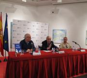 O autor del libro, José Carlos Bermejo, o delegado da Xunta e director da Casa de Galicia, José Ramón Ónega, e o editor Jesús Espino, na mesa, durante a presentación do libro.