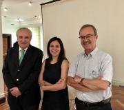 1. O delegado da Xunta en Madrid, José Ramón Ónega coa Dra. en Enxeñería Química, Sonia Suárez e o catedrático e coordinador do proxecto Juan M. Lema, ambos da USC.