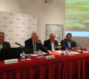 O delegado da Xunta e director de la Casa, José Ramón Ónega, presenta á mesa de debate, flanqueado polo enxeñeiro Rafael Sánchez, á súa dereita, e o enxeñeiro José Cerdeira e o arquitecto Casimiro Masaguer, á súa esquerda.