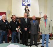 O delegado da Xunta, José Ramón Ónega, no centro, flanqueado por dous dos gaiteiros da Xuntanza de Galegos de Alcobendas e os directivos de Fagama Ovidio Cadenas e Fernando Gómez.