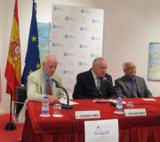 O secretario de Fagama, Fernando Gómez, o delegado da Xunta e director da Casa de Galicia, José Ramón Ónega, e o presidente de Fagama, Ovidio Cadenas, na presentación do acto.