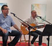 O escritor Xosé Xosé Carlos Caneiro e o músico Emilio Rúa, nun momento do recital.