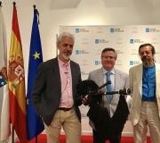 1. O relator Fernando Molpeceres orgulloso coa súa gaita, xunto co coordinador da Casa Ramón Jiménez e o presidente da Asociación Ángel Hernando.