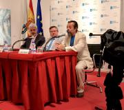 4. Curiosa imaxe da mesa cos intervenientes e a gaita en primeiro plano.
