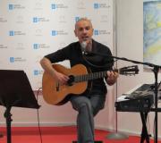 Emilo Rúa interpretou varios temas acompañándose da guitarra.