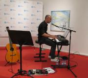 Emilio Rúa ao teclado, no concerto.