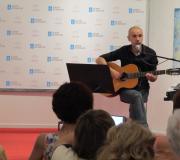Emilio Rúa á guitarra, durante o concerto, con público.