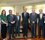 O conselleiro de Sanidade, Jesús Vázquez Almuiña (5º) e o delegado da Xunta, José Ramón Ónega (6º) con directivos de Asomega e PSN.