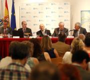 O presidente de Asomega, Julio Ancochea, o conselleiro de Sanidade, Jesús Vázquez Almuiña, o presidente do Consello de Estado, José Manuel Romay Beccaría, o delegado da Xunta, José Ramón Ónega, e o presidente de PSN, Miguel Carrero, na mesa, con público.