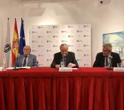 2. Na mesa, o conferenciante Carlos Mella, o delegado da Xunta en Madrid e director da Casa, José Ramón Ónega e o avogado e expresidente do Consello de Contas Xesús Palmou.