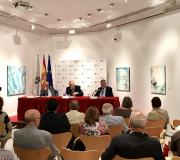 3. A mesa co presidente da Fundación Castelao Carlos Mella,  o delegado da Xunta José Ramón Ónega e o patrón da Fundación Xesús Palmou con parte do público que asistiu á conferencia sobre Castelao.