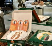5. Bodegón coa torta, caixa e tríptico de Amoris Peregrinus.