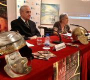 1. Un casco de romano en primeiro plano, co delegado da Xunta en Madrid e director da Casa, José Ramón Ónega coa concelleira de Cultura, Turismo, Mocidade e Promoción da Lingua, Carmen Basadre