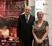 2. O delegado da Xunta en Madrid e director da Casa, José Ramón Ónega coa concelleira de Cultura, Turismo, Mocidade e Promoción da Lingua, Carmen Basadre, ante o cartel anunciador de Arde Lucus