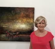 1. A pintora Marisa Redondo cunha das súas obras.