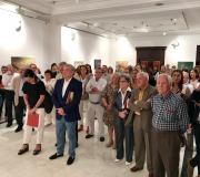 4. Máis de medio centenar de persoas acudiron á inauguración da mostra de Marisa Redondo.