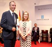 O expresidente do Senado Juan José Laborda recibiu o diploma de mans da presidenta do Congreso, Ana Pastor.