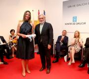 A alcaldesa de Lugo, Lara Méndez, co director da Real Academia Española, Darío Villanueva, de quien recibiu o diploma..