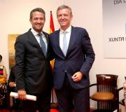 O deputado Jaime Eduardo de Olano e o vicepresidente da Xunta, Alfonso Rueda, que lle entregou o diploma.