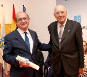 O presidente de Nova Economía Fórum, José Luis Rodríguez García, recibiu o diploma de mans do presidente do Consello de Estado, José Manuel Romay Beccaría.
