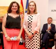 A xornalista Lucía Méndez recibiu o diploma de mans da presidenta do Congreso, Ana Pastor.