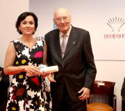 A avogada da Estado María José Sánchez-Andrade co presidente do Consello de Estado, Romay Beccaría, de quen recibiu o diploma.
