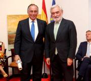 O avogado e exdiputado Antonio Vázquez Guillén co director da Real Academia Española, Darío Villanueva, que lle entregou o diploma.