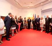 De esda a dta. os nove homenaxeados, o director da Real Academia Española, Darío Villanueva, o vicepresidente da Xunta, Alfonso Rueda, a presidenta do Congreso, Ana Pastor, o presidente do Consello de Estado, José Manuel Romay, e o delegado da Xunta, José Ramón Ónega, ao comezo do acto.
